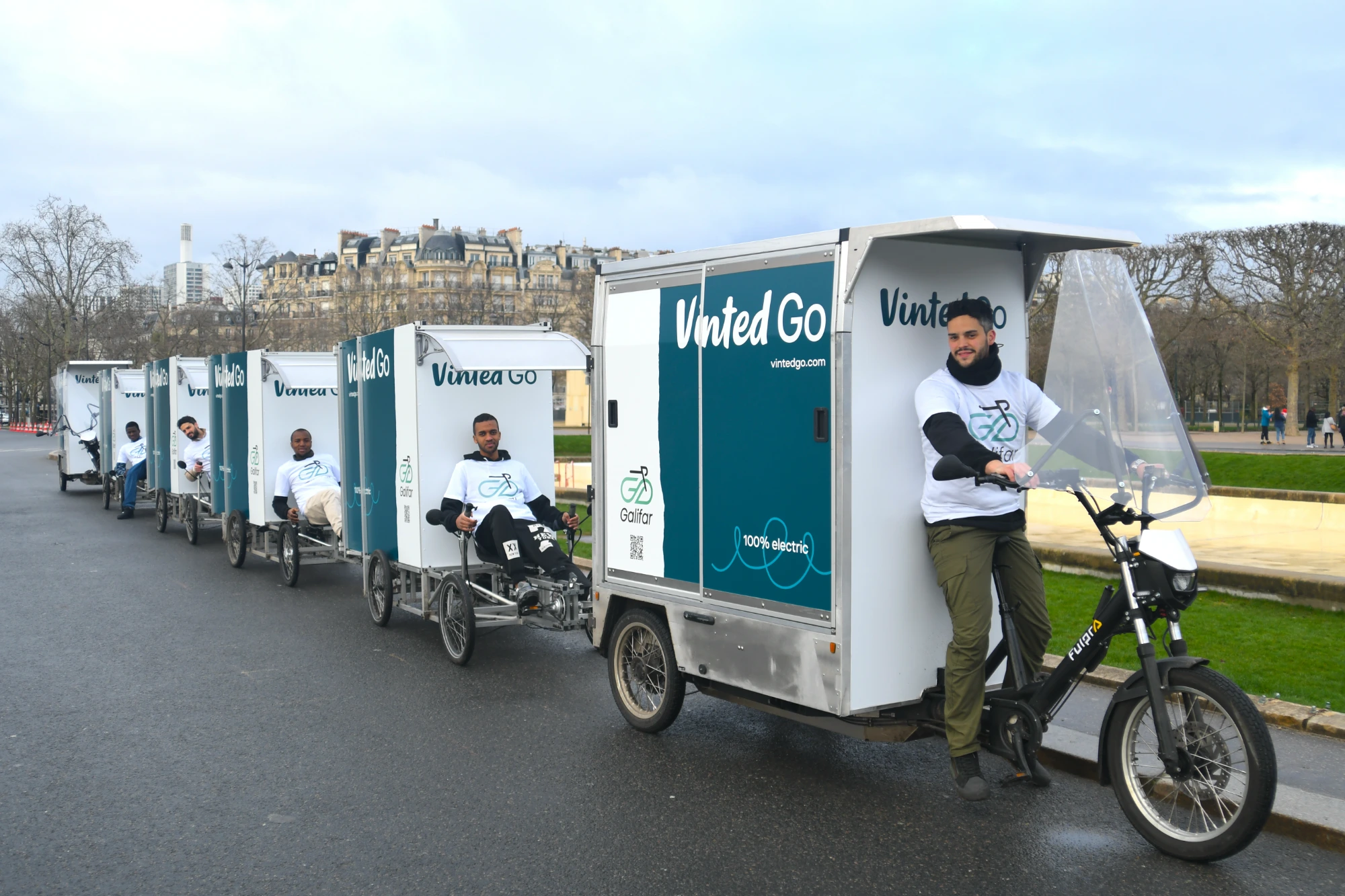 Coursier Galifar conduisant un vélo cargo Vinted Go, convoi aligné dans une rue parisienne
