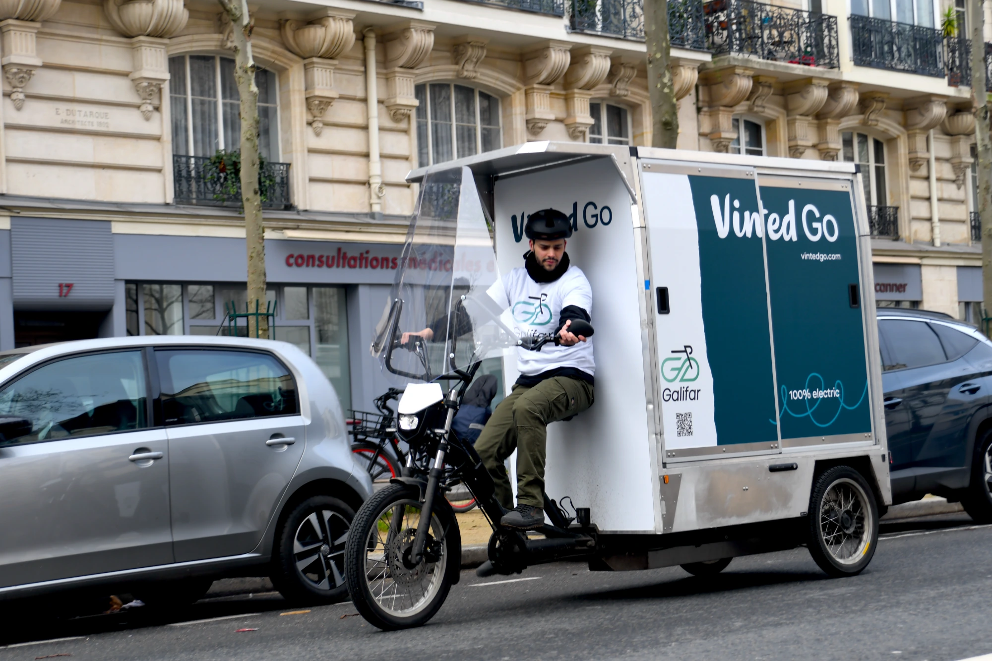 Coursier Galifar en tournée dans une rue parisienne avec vélo cargo