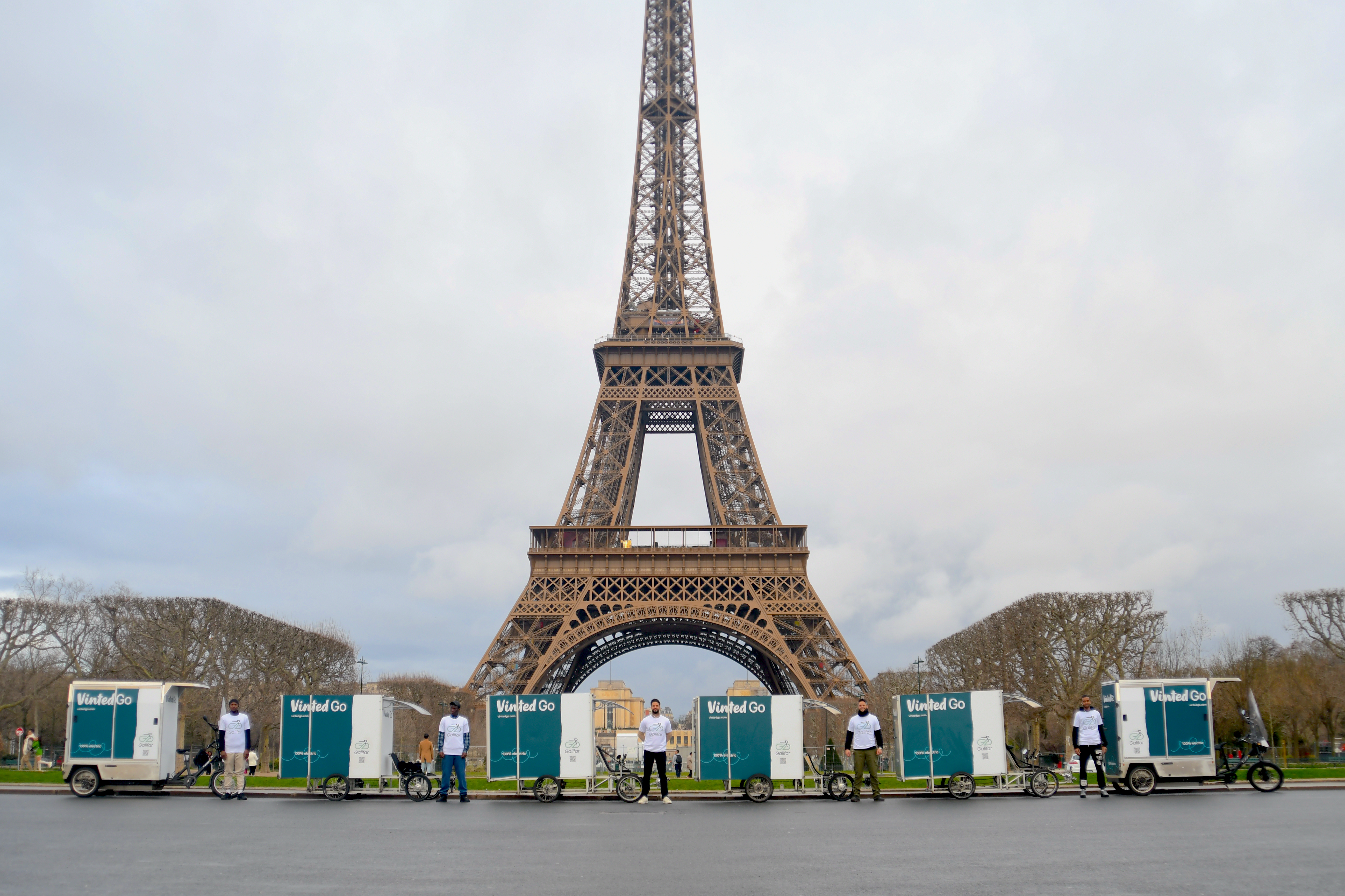 L'équipe Galifar et la flotte Vinted Go alignée devant la Tour Eiffel