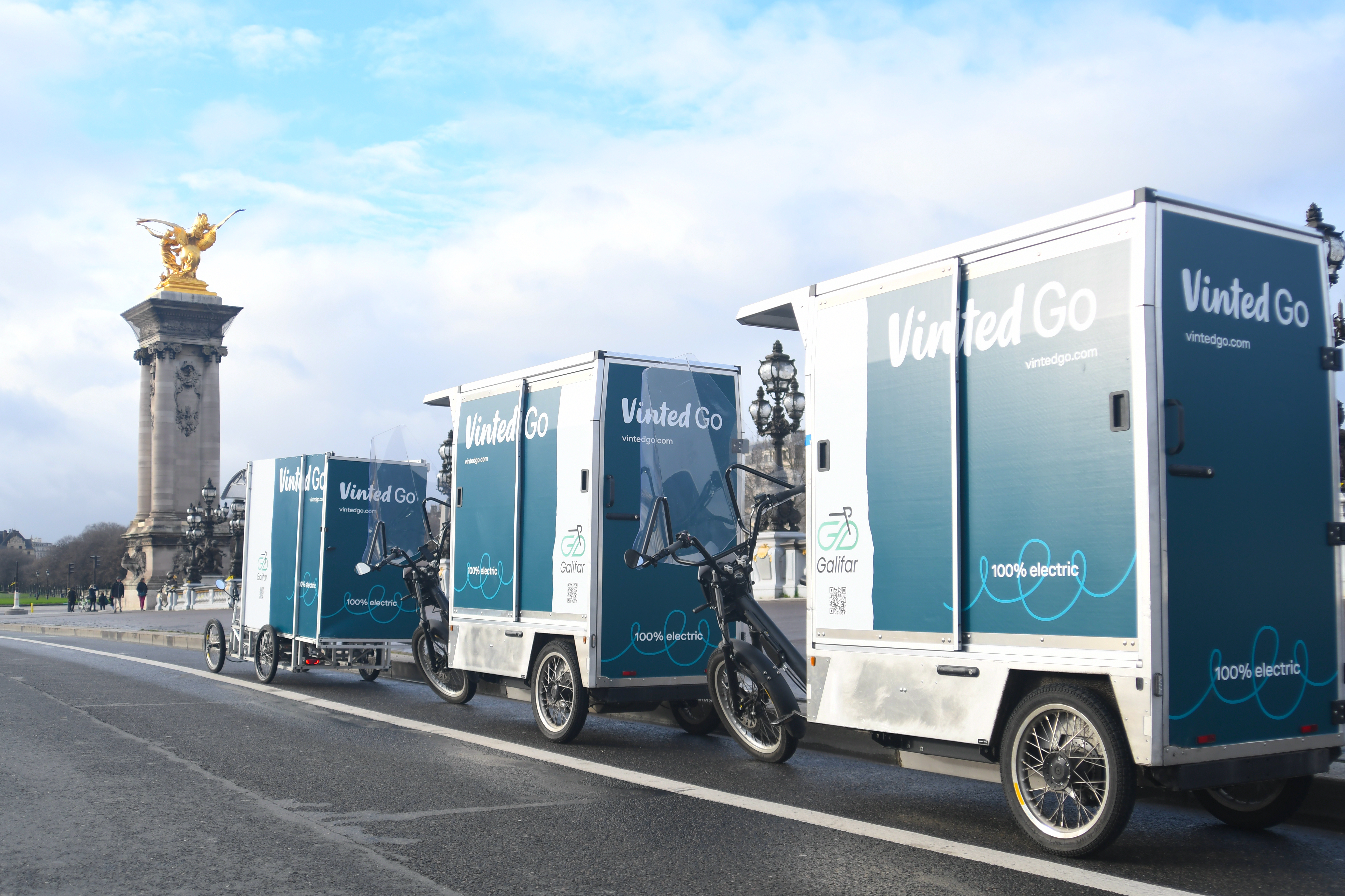 Trois vélos cargo Vinted Go sur le pont Alexandre III