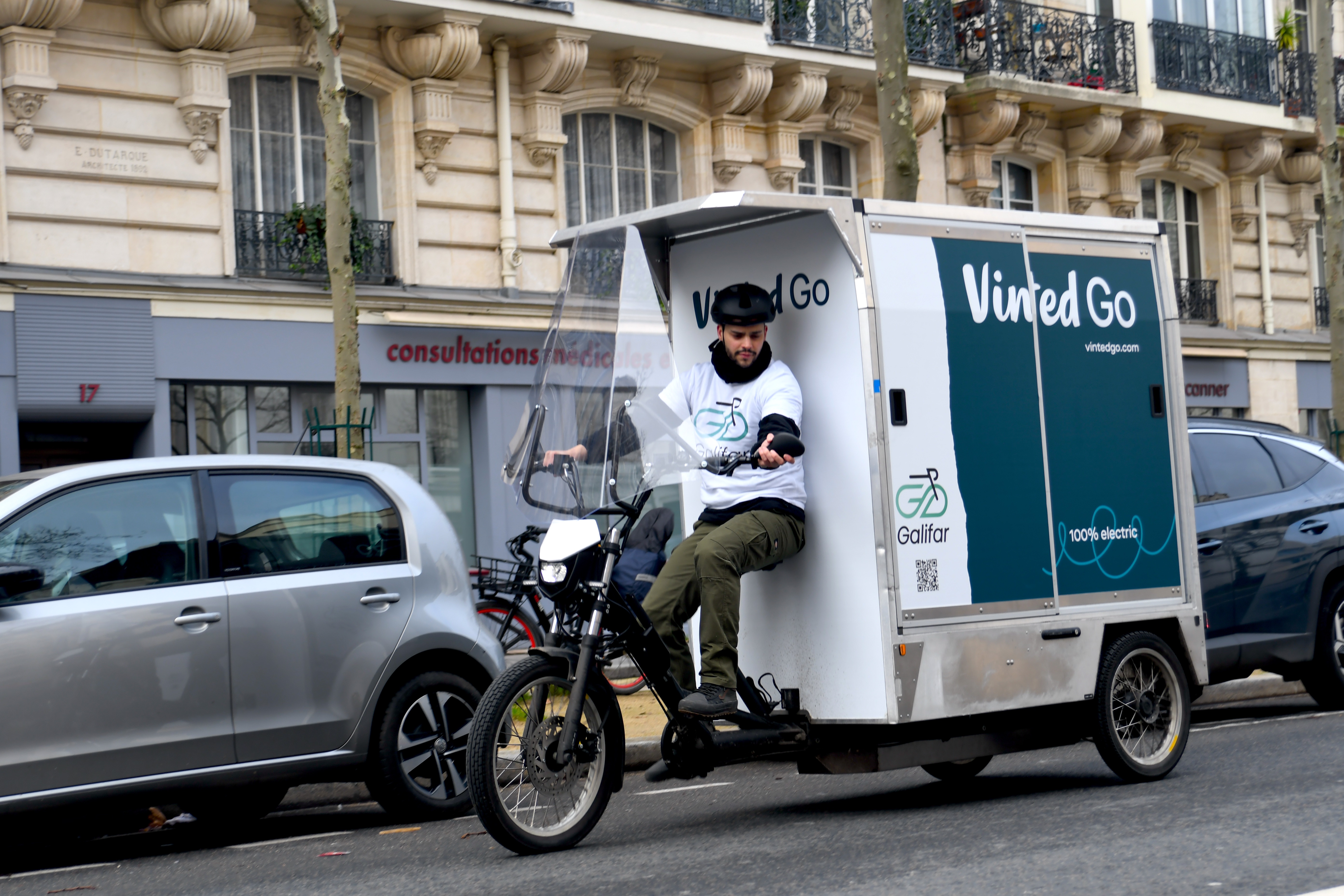 Vélo cargo en livraison rue parisienne