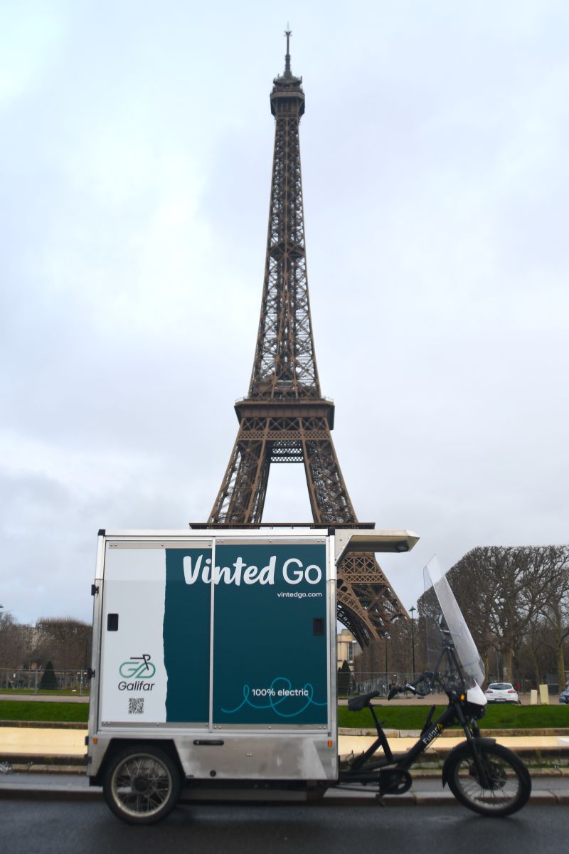 Vélo cargo Vinted Go devant la Tour Eiffel